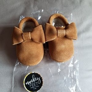 Suede bow moccasins for baby